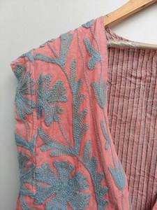 Chaleco Bohemio de Terciopelo con Bordado Tradicional, Chaqueta sin Mangas con Diseño Floral Hecho a Mano, Chaqueta Corta Estilo Bohemio, Chaqueta para Festivales Bohemios - Product Image 3