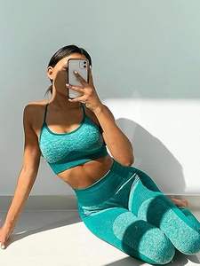 Conjunto de yoga con estilo verde para mujer, conjunto de dos piezas sin costuras, top de sujetador corto con mallas de cintura alta, ropa de gimnasio de moda - Product Image 4