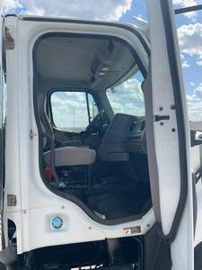 2014 Freightliner 108SD 8x8 cabina y chasis - Product Image 3