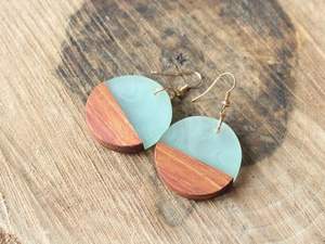 Pendientes de estilo Ángel hechos a mano hechos de mango Acacia y madera de pino con remolinos de resina y diseño cortado con láser perfecto - Product Image 6