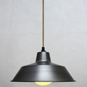 Lampe suspendue en métal avec hauteur réglable pour une utilisation polyvalente dans la cuisine, la salle à manger et les espaces de vie - Product Image 1