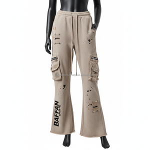 กางเกงแฟลร์ผู้หญิง ผ้าฝ้ายฟลีซพรีเมียม GSM กระเป๋าคาร์โก้ ลายพิมพ์สาดสีแบบดิสเทรส พร้อมโลโก้สั่งทำพิเศษ กางเกงแฟลร์ลำลองสำหรับผู้หญิง - Product Image 1