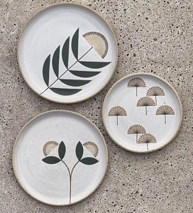 Ensemble d'assiettes en céramique à motif de feuilles moderne, design minimaliste, finition émaillée mouchetée, fabrication robuste et durable pour une table élégante - Product Image 2