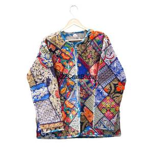 Chaqueta Bohemia Banjara de Otoño Invierno, Mezclilla Hecha a Mano, Diseño Floral Vintage Único, Arte Rajastaní, Acolchada, 100% Algodón - Product Image 2