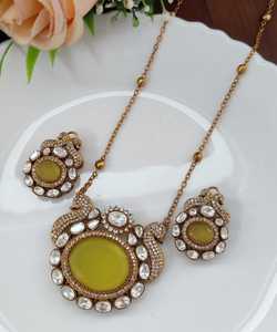 Ensemble pendentif Moissanite Polki et pierres précieuses à facettes Ensemble de bijoux de luxe Parfait pour les mariages, les fêtes et les vêtements ethniques ou contemporains - Product Image 1