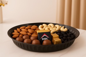 Le plateau décoratif en métal de couleur or est parfait pour présenter des chocolats, des bonbons et des délices avec style et sophistication - Product Image 6