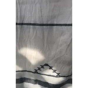 Écharpe en coton tissée à la main à rayures verticales motif parchemin - Product Image 5