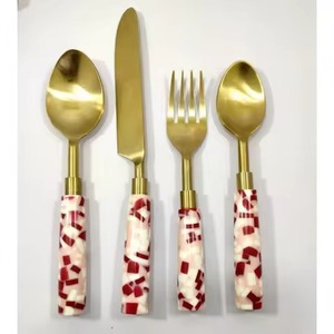 Juego de Cubiertos de Acero Inoxidable de Diseño Moderno, Cuchara, Tenedor y Cuchillo Dorados Brillantes con Mango de Resina, Juego de Cubiertos para Boda Chapados en Oro - Product Image 1