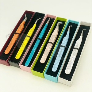 Pince à cils de qualité supérieure avec étiquette personnalisée en acier inoxydable durable testé à la main meilleur prix avec revêtement de plusieurs couleurs - Product Image 5