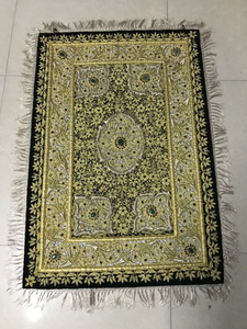 Tapis bijou Zari traditionnel fait à la main avec des pierres Un tapis artistique unique pour les espaces intérieurs modernes et élégants - Product Image 5
