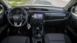 Oferta Especial: Toyota Hilux DC 2.4D MT 4x4 2025 Usada con Ventanas Eléctricas – Blanca - Product Image 5