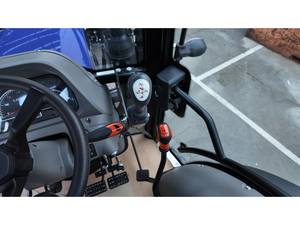 รถแทรกเตอร์ล้อยางรุ่น M704 TB3 70 แรงม้า ขับเคลื่อน 4 ล้อ ปี 2025 พร้อมห้องโดยสาร ที่ตัก และบุ้งกี๋ 4-in-1 เครื่องยนต์ Doosan ปั๊มและเกียร์ - ผลผลิตสูง - Product Image 3