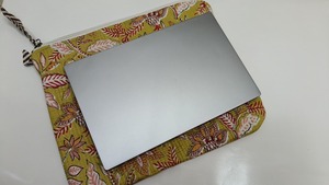 Funda protectora acolchada hecha a mano de algodón con estampado floral amarillo mostaza para portátil de negocios de 15 pulgadas - Product Image 2