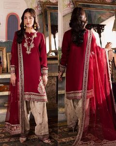 Collection SSumaira NUREH Costume en soie cousu par des designers pour femmes avec de riches broderies et détails en mousseline - Product Image 2