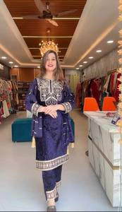 ชุดเดรสสำหรับผู้หญิงชุดเดรสผ้ากำมะหยี่หนืดบริสุทธิ์สไตล์ปากีสถานแบบดั้งเดิมมีการปักลายเรียงตามลำดับการทำงาน - Product Image 1