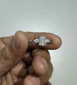 Anillo de Compromiso, Promesa o Boda de Plata 925 con Baño de Rodio Original, Moderno, con 3 Circonitas Corte Esmeralda, Regalo de Aniversario - Product Image 2