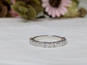 Anillo de Boda Cristiano Apilable de Moissanita con Corte Baguette Redondo de 1.30 Ct, Media Eternidad, para Mujer, Oro Blanco de 14K - Product Image 3