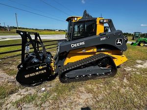 รถตักล้อยาง John Dear 333 P พร้อมอุปกรณ์ตัดหญ้าสำหรับงานหนัก พร้อมใช้งานสำหรับการเคลียร์พื้นที่ - Product Image 3