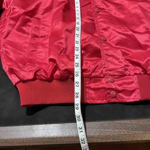 Veste universitaire d'hiver en satin rouge de haute qualité pour hommes vente en gros personnalisée fermeture de ceinture de style Letterman service OEM de rue principale - Product Image 5