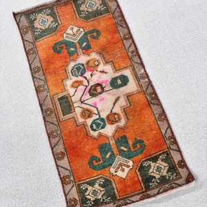 Petit tapis vintage écologique avec support en latex 1,4x2,8 pi (43x84 cm) Tapis turc en laine patchwork orange - Product Image 2