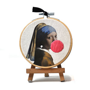 Cerceau de broderie Pop Art moderne fait main – 10 cm en bambou et coton bio – Motif 3D Bubblegum – La fille avec boucle d'oreille en perle - Product Image 1