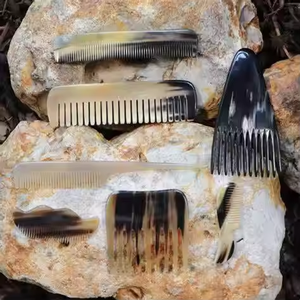 Peigne en corne de buffle élégant fait à la main Pettine in Corno Vintage Massage Hair Long Brush Natural Horn par Crescent Crafts - Product Image 3