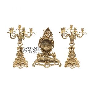 Ensemble d'horloge et de candélabres en laiton antique orné d'un design décoratif vintage fini vieilli pour les intérieurs classiques de luxe - Product Image 1