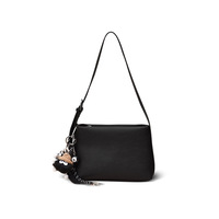 Sac à bandoulière noir pour femme, rectangulaire, avec fermeture éclair, texture granulée, breloque en peluche, accents de anneaux métalliques, fermeture éclair, petit format, usage quotidien