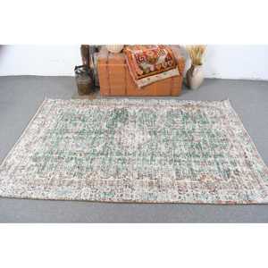 Alfombra vintage, alfombra turca de 4.7x7.3 pies, alfombra de lana con motivos de plantas y árboles en verde y azul. - Product Image 3