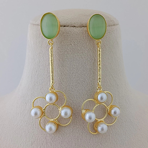Mint Bloom Pearl Drops Set Floral Patrón moderno Joyería Latón pesado Diseño personalizable Pendientes de gota modernos Moda a granel - Product Image 1
