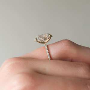 Anillo de moissanita ovalado alargado atemporal solitario inspirado en la vendimia de 5,6 quilates con cabeza oculta de pavé de HALO y banda de media eternidad - Product Image 2