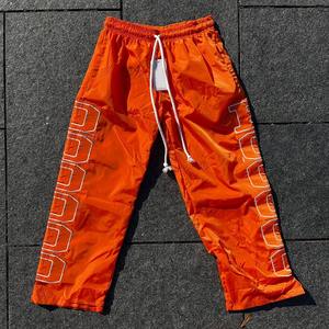 กางเกงวอร์มผ้าไนลอนแบบซ้อนกันของผู้ชายกางเกงสตรีทแวร์กางเกงเอวยางยืดกางเกงไนลอนกันลมออกแบบได้ตามต้องการ - Product Image 4