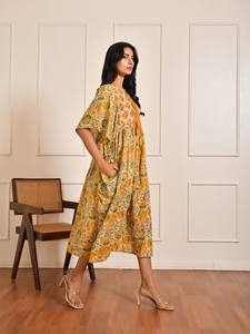 ชุดเดรสผ้าฝ้ายพิมพ์ลายด้วยมือ แขนสั้น ความยาวปานกลาง ขายส่งจากโรงงานโดยตรง ผู้จัดจำหน่ายเสื้อผ้าสตรี อินเดีย - Product Image 2