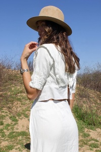 Robe décontractée blanche à manches courtes, longueur ras du sol, avec découpes, coupe ample, col rond, taille naturelle, style bohème - Product Image 4