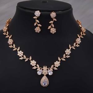 Conjunto de Collar y Aretes con Diseño Floral en Oro, Adornos de Cristal Radiante, Acabado de Alto Brillo para Bodas y Fiestas, Estilo Clásico para Mujer - Product Image 1