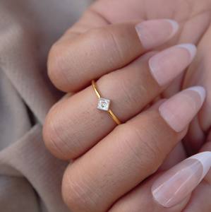 Bague Moissanite délicate en or massif 18 carats coupe princesse pierre unique dans un cadre de lunette élégant pour cadeau - Product Image 1