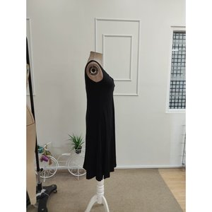Robe courte en viscose pour femme, à bretelles, col rond, avec détails boutonnés, 35510 - Noir - Product Image 2