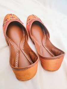 Mujeres tradicional de cuero Khussa al por mayor de interior plano ligero Zapatos de vestir por AA IMPEX - Product Image 3