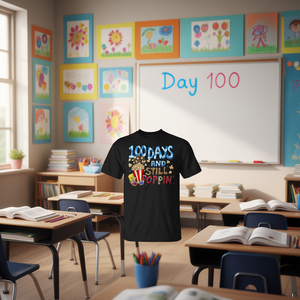 Maglietta '100 Giorni di Scuola' per Insegnanti - '100 Giorni e Ancora in Forma' - Abbigliamento Promozionale per Insegnanti - Product Image 3