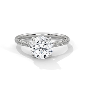 Anillo Solitario de Moissanita de Corte Brillante Redondo de 2.0ct, Plata de Ley 925 con Banda Engastada en Pavé - Product Image 3