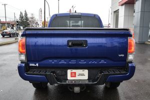 Toyota Tacoma Doble Cabina V6 4WD, Fiabilidad Renacida, Caja de Cambios Automática, Motor Turbo, 16\", Cuero, Listo para Todoterreno, Color Oscuro, en Venta - Product Image 2