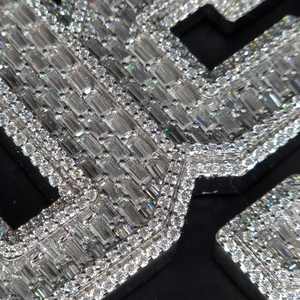 จี้โมอิสซาไนต์หรูหรา เงินแท้ 925 สลักโลโก้ตามสั่ง ขนาดใหญ่ 3 นิ้ว รูปทรงเหรียญกลม VVS จี้โมอิสซาไนต์สั่งทำพิเศษ - Product Image 5