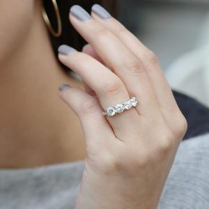 Tendance griffe réglage 1.50ct cinq pierres coupe ronde Moissanite bague d'éternité pour les femmes 14k or blanc Moissanite bague de mariage - Product Image 3