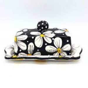 Mantequilla de metal en relieve a mano con un diseño de inspiración vintage, forma elegante y práctica de almacenar mantequilla en cualquier cocina - Product Image 1