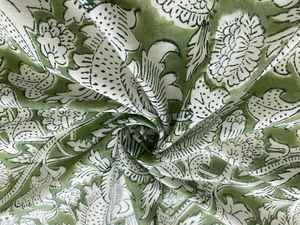 Bandana en coton biologique imprimé à la main, vert sauge, couvre-chef artisanal éthique - Product Image 2