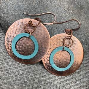 Boucles d'oreilles en cuivre de qualité supérieure très demandées avec motif floral fait main et touche oxydée pour les occasions ethniques - Product Image 5