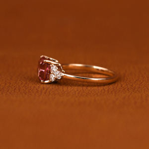 Bague de fiançailles tendance en or jaune plaqué or 18 carats certifiée IGI, sertie de diamants de laboratoire taille radiant de 2,0-2,5 carats, personnalisable - Product Image 3