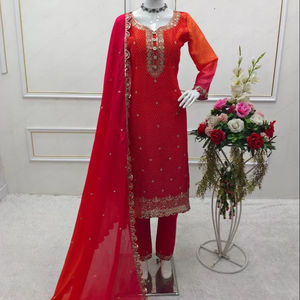 Conjunto de Kurti de Diseño Moderno en Seda Chinon con Bordado y Lentejuelas, para Fiestas, Largo hasta la Rodilla, de FabZone - Product Image 1