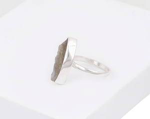 Vente en gros de bagues en cristal de guérison en argent sterling 925 pour hommes, faites à la main, pierres précieuses de labradorite naturelle brute, réglage de la lunette, bohème - Product Image 4