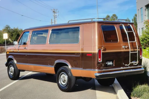 Vehículo Usado a Precio Accesible - Volante a la Izquierda |   Volante a la derecha |   Ford E-350 XLT SuperRouge ClubBass Wagon de 1988 - Product Image 3